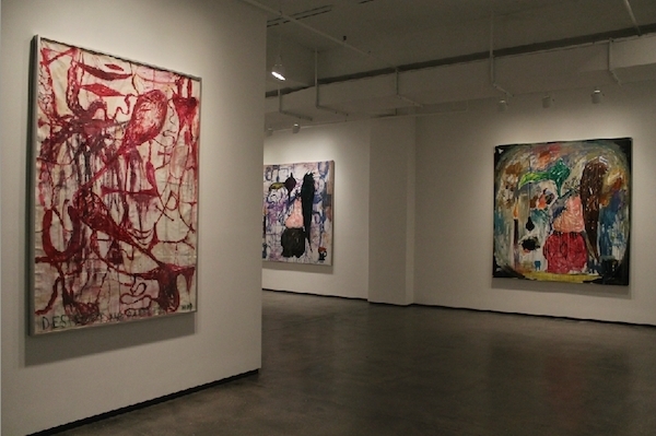 “通过白地动物展的一个体力劳动者的牛的视角：自我厌恶和肠疾的二十年”展览现场。2012，Tyler Rollins美术，纽约。