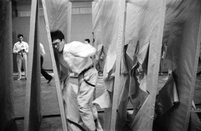 村上三郎，《通过》，1956年。行为现场，东京小原会館，1956年10月11－17日前后，“第二次具体美术展”。摄影：大辻清司。
