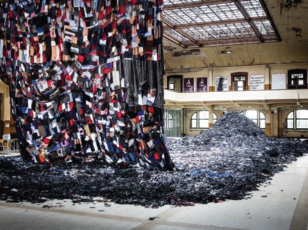 倪海峰、《亚生产》、2008-12，纺织物，缝纫机。展览现场：比利时根克沃特斯黑煤矿，2012。