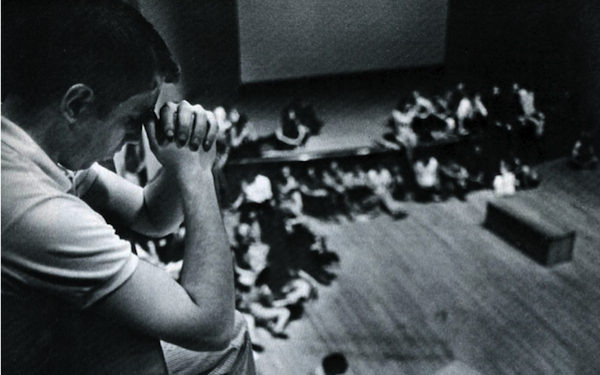 西蒙•佛堤、《平台》、1961。表演现场、纽约大学Loeb学生中心、1961.前景：罗伯特•劳申伯格。