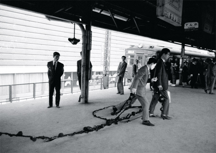 中西夏之、高松次郎和高松的作品《绳》（1962），山手线车站站台，东京，1962年10月18日，摄影：Murai Tokuji。