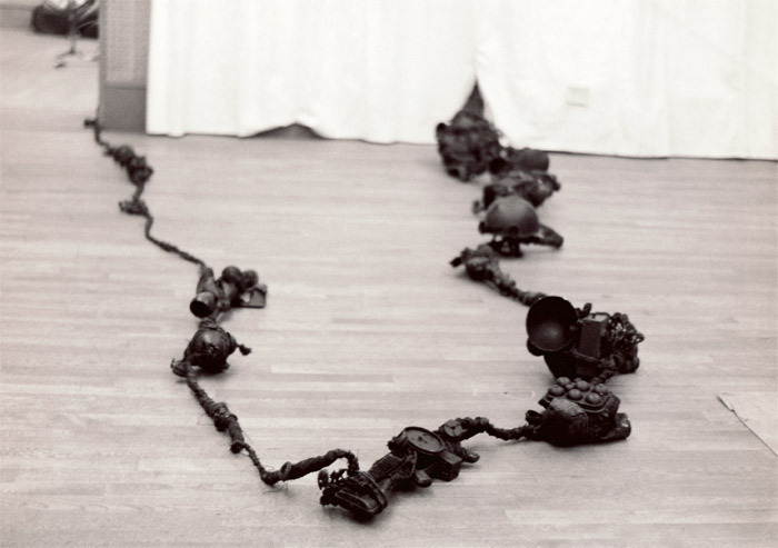 高松次郎，《绳》（1962），被布料包裹的物品、绳子、颜料。第十五届读卖新闻独立展，东京都美术馆展览现场，1963年。