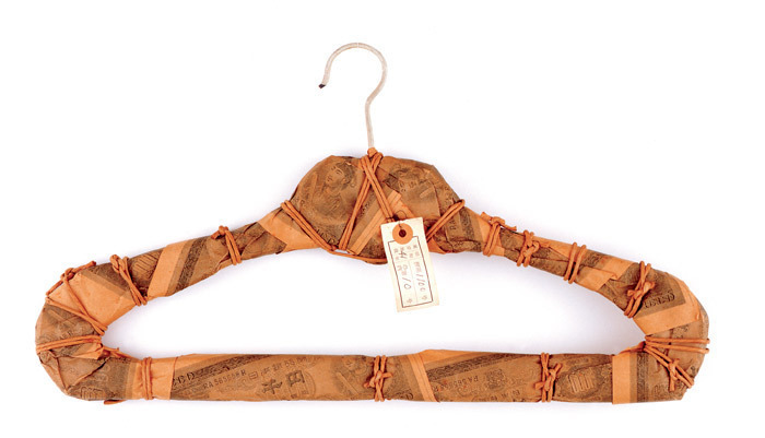 赤濑川原平，《没收品•千元纸币捆包作品（瓶子、罐子、刀、勺子）》（作品细节），1963／70年，千元纸币模型、绳子、金属丝、纸标签、瓶子、罐子、刀、勺子。照片为罐子，31⁄4 x 31⁄4 x 51⁄2"。