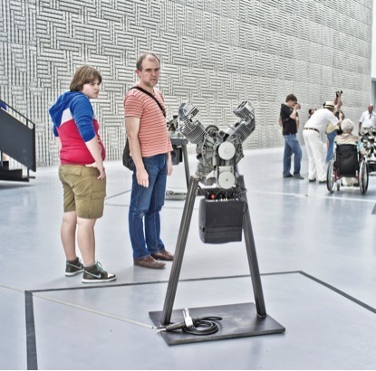 托马斯·拜勒（Thomas Bayrle）《为我们祈祷》的观众，文献展大厅，卡塞尔，2012.