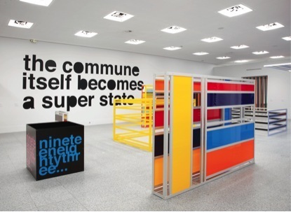 利亚姆•吉利克（Liam Gillick）“One long walk. . . two short piers. . . ,”展览现场，Kunst- und Ausstellungshalle der Bundesrepublik Deutschland，波恩，2010.