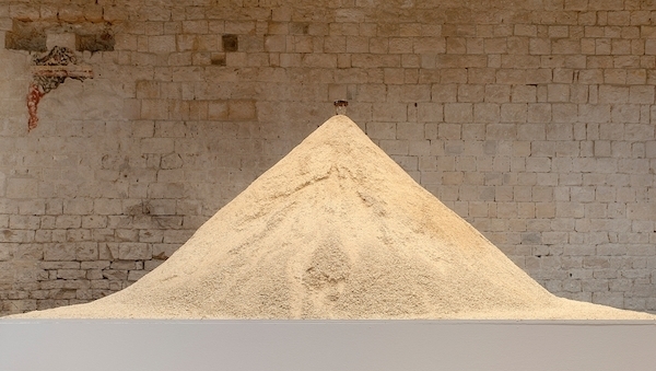 格兰达•里昂 、《废弃的时间》、2013、 沙漏、 沙子、78 3/4 x 94 1/2 x 94 1/2”.