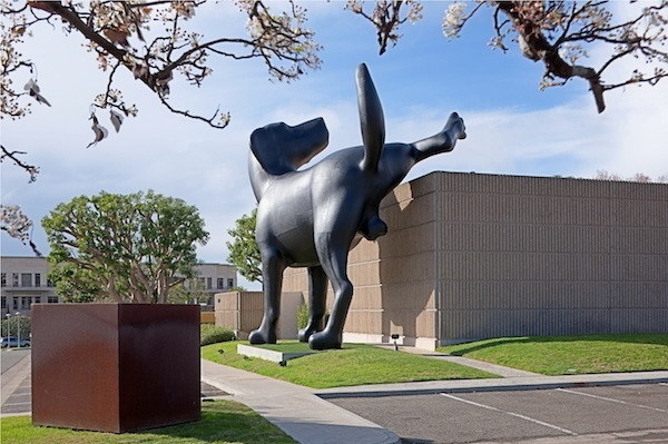 理查德•杰克森、《坏狗》、2013，塑胶，加固混合物表层，钢，28 x 32’.橘郡博物馆。