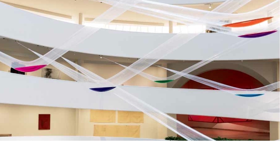 “具体：绝妙的游乐场”展览现场，2013，所罗门•R•古根海姆美术馆，纽约。前景：元永定正，《作品（水）》，1956／2013。摄影：David Heald。