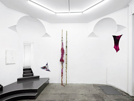 “欺诈师”展览现场，2011，Tanya Leighton Gallery，柏林。 