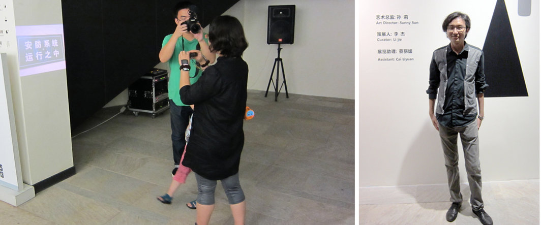 左：艺术家毛竹行为表演现场；右：A4当代艺术中心展览学术部策展人李杰
