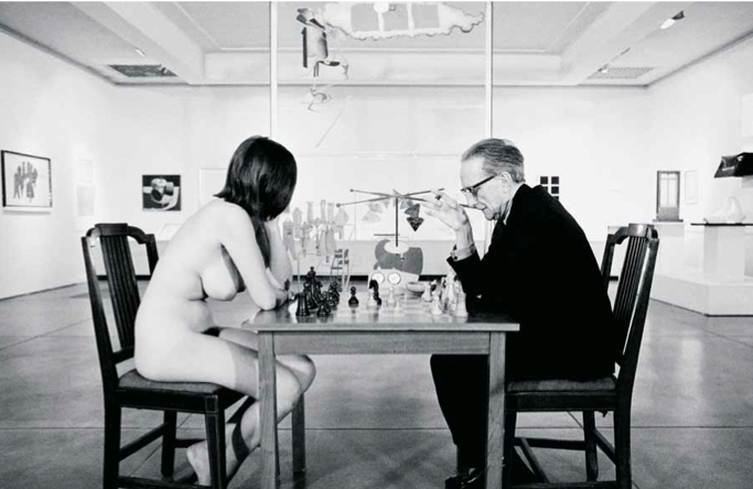 伊夫・贝比兹和马塞尔・杜尚在“由马塞尔・杜尚或罗丝・瑟拉薇创作或提供”展览现场下棋，帕萨迪纳美术馆，帕萨迪纳，加州，1963. 摄影：Julian Wasser.