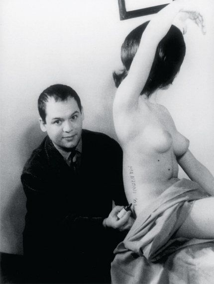 为Filmgiornale SEDI拍摄短片期间，皮耶罗·曼佐尼在一名模特身上签名，米兰，1961. © Fondazione Piero Manzoni, Milan.