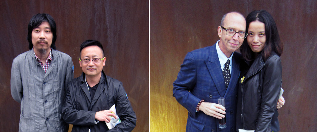 左：策展人鲍栋与时代美术馆馆长赵趄；右：James Cohan画廊的邵希亚（Arthur Solway）与周冰心.