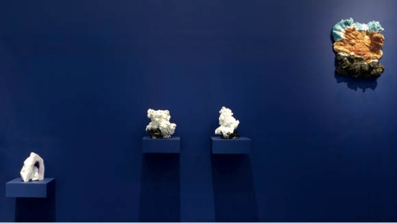“罗斯玛丽·特洛科尔：宇宙”，2012-2013，展览现场。纽约新美术馆。从左至右：《通用1号》，2008；《中国制造》，2008；《中国制造》，2008；《岩浆》，2008。摄影：Benoit Pailley。