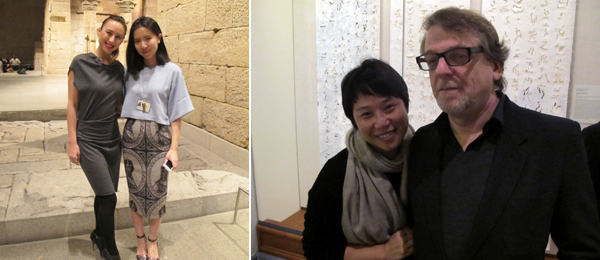 左：Red Cactus Productions总监Melanie Low与水墨展策展团队成员王辛；右：周晓雯与博而励画廊的瓦林·博尔斯（Waling Boers）.