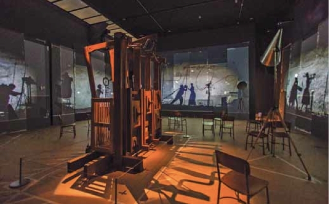 威廉・肯特里奇，《拒绝时间》，2012，五屏录像投影、声音、扩音器、混合材料。纽约大都会博物馆展览现场，2013。
