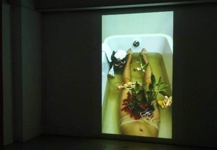 叶甫纳，《水》（视频截图），2013，，录像，尺寸可变，9'30''.