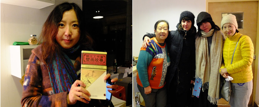 左：策展人付晓东收集丽江工作室的壁画项目画册；右：文艺大妈曾妈妈，艺术家/建筑师与家作坊组织者Fotini Lazaridou-Hatzigoga，家作坊发起人何颖雅以及策展人/制片人张锌心.