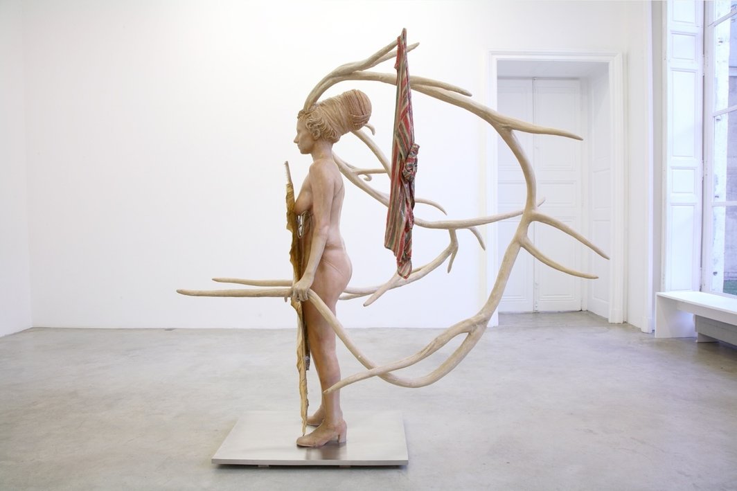 巴尔提·卡尔，《佩戴披风和盾牌的战士》，2008， 玻璃钢，蕉叶，棉，不锈钢，190 x 205 x 160 cm.