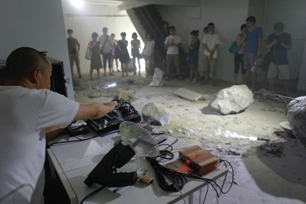 颜峻，于吉，“云深处”上午艺术空间表演现场，2013年7月20日.
