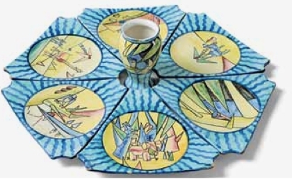 布鲁诺・穆纳里，《前菜餐具》，1929–30年，上釉陶器：六只盘子，每只尺寸：3⁄4 x 81⁄2 x 81⁄2&#8220;，装饰瓶尺寸： 45⁄8 x 3 x 3&#8221;。