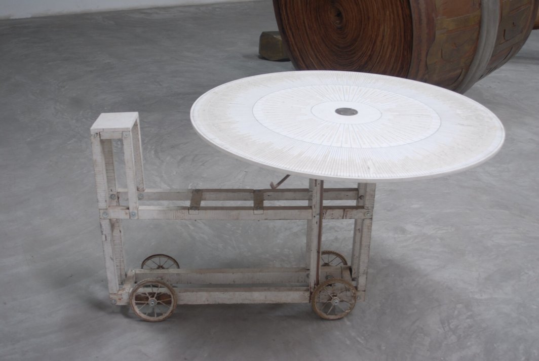 黄永砅，《四个轮子的大转盘》，1987，木，纸，铁 ，120 x 120 x 90 cm.