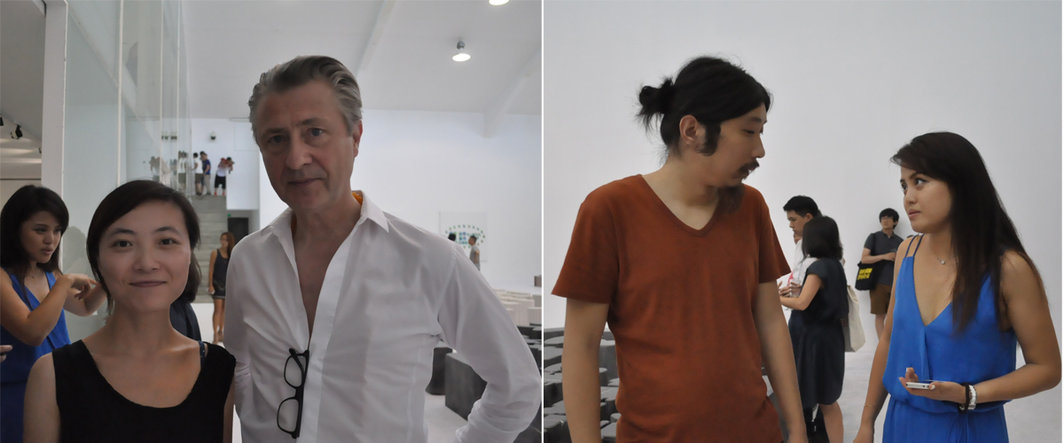 左：林冠画廊媒体公关经理王文静与尤伦斯当代艺术中心前馆长杰罗姆·桑斯(Jérome Sans)；右：策展人鲍栋与当人唐人艺术中心的王贝莉.