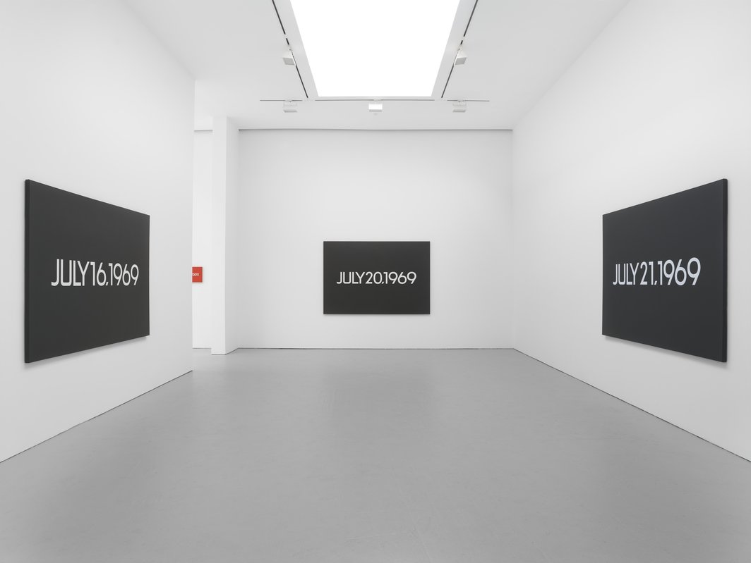 河原温，“Date Painting(s) in New York and 136 Other Cities”，2012，David Zwirner，纽约。