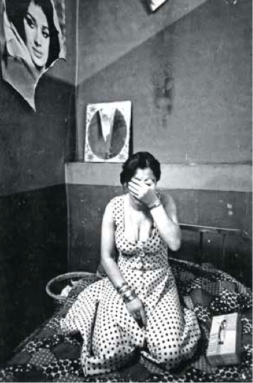 卡维赫・古尔斯坦，《无题》，1975–77年，银盐感光照片。 选自“妓女”系列，1975–77年。