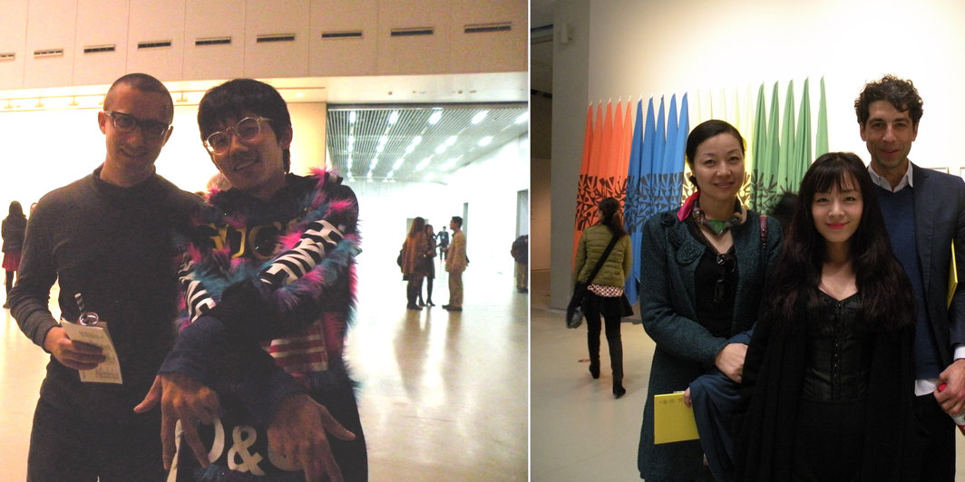左：《艺术界》的岳鸿飞（Robin Peckham）与艺术家陈天灼；右：策展人马修·伯利塞维兹（Mathieu Borysevicz）及友人.