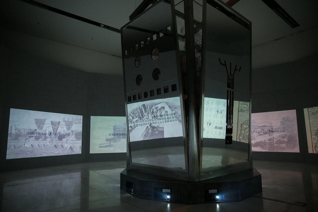 黄孙权，《乌托邦出柜》，2013年，10屏影像装置，约5分钟.