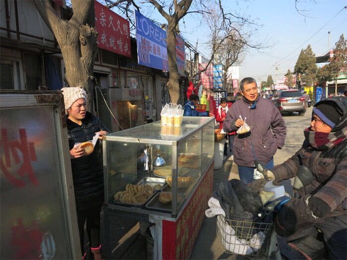 艺术家徐坦在东辛店村的调研.