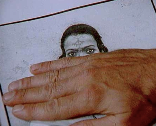 哈伦·法罗基，《世界的图像及战争的铭文》，1988年， 16毫米胶片，黑白及彩色有声，75分钟.