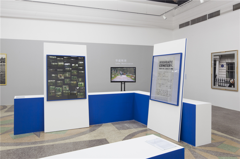 刘鼎，“华盛顿湖”展览现场，上海天线空间，2014，图中作品：《卡尔·马克思在2013》，2014，照片、录像.