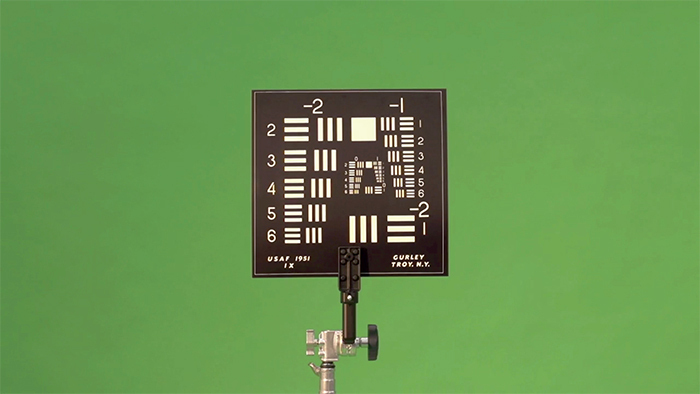 黑特·史德耶尔，《如何遁形：一个太他妈说教的教学片.MOV 文件》，2013，高清投影（彩色，有声，14分钟），建筑环境，尺寸可变.