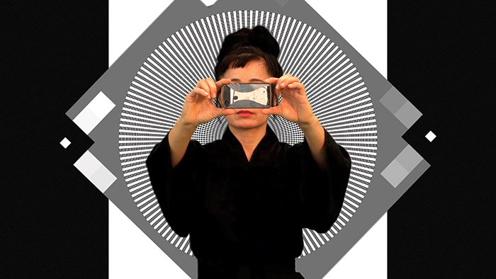 黑特·史德耶尔，《如何遁形：一个太他妈说教的教学片.MOV 文件》，2013，高清投影（彩色，有声，14分钟），建筑环境，尺寸可变.