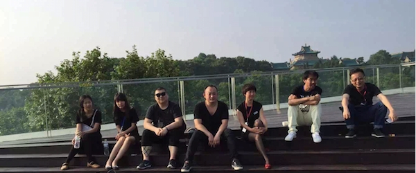 艺术家马秋莎，泰康空间收藏部王婷婷，艺术家徐文恺（aaajiao），王郁洋，泰康空间总监唐昕，艺术家胡向前与时代美术馆馆长赵趄。