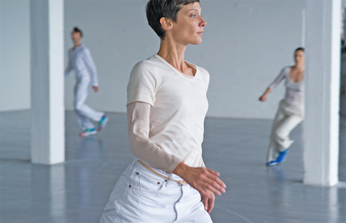 安妮·特蕾莎·德·吉尔斯梅克，Work/Travail/Arbeid, 2015年。Igor Shyshko, Marie Goudot, and Cynthia Loemij。 表演现场，布鲁塞尔的威尔斯当代艺术中心（Wiels Contemporary Art Centre）2015年4月8日。