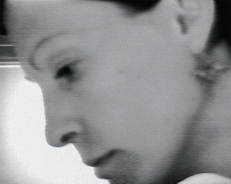 琼·乔纳斯，《垂直滚动》（视频截图），1972，录像，黑白，有声，19分钟. 图片：Electronic Arts Intermix (EAI), New York.