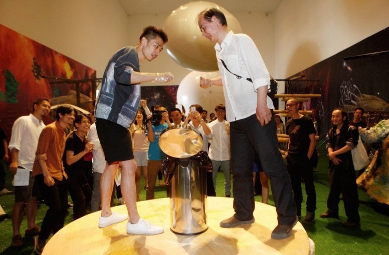 “双飞荒蛋奖”撞蛋现场，2015.