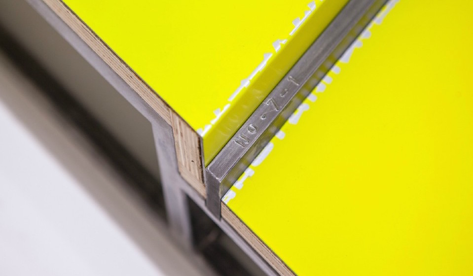 施勇，《让所有的可能都在内部以美好的形式解决 No.7》，2015，钢材、多层板、铝、金属漆、丝网印，1100 x 1700 x 320mm.