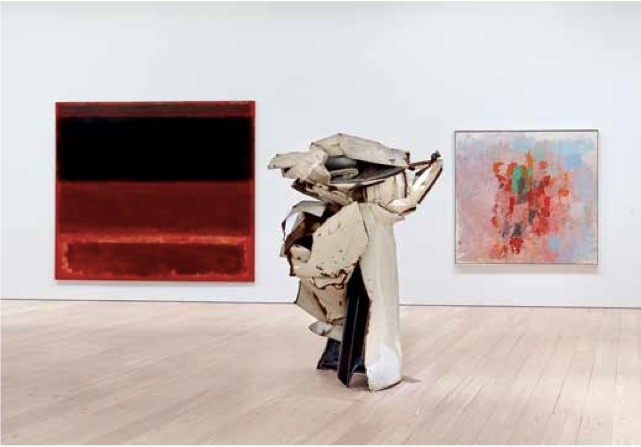 “美国难得一见”展览现场，2015，惠特尼美国艺术博物馆，纽约。 左起：马克·罗斯科，《红色中的四条暗色》，1958；约翰·张伯伦, 《天鹅绒白》，1962；菲利普·加斯顿 《表盘》，1956，摄影：Ronald Amstutz.
