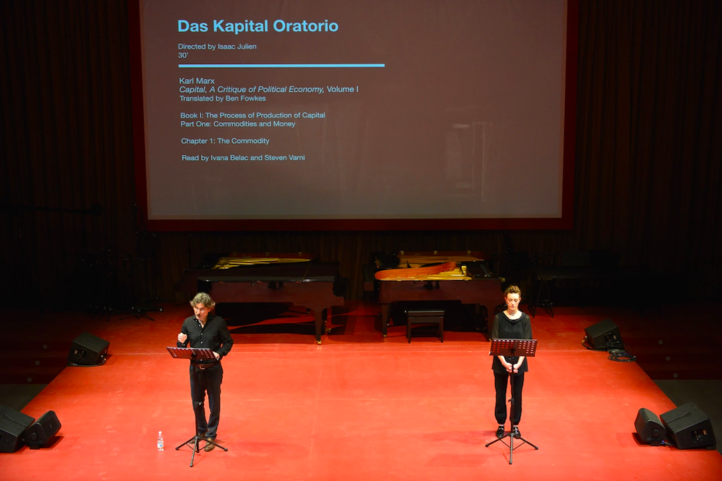 艾萨克·朱利安，《阅读资本论》，2015，表演现场，威尼斯双年展，历时七个月现场朗读卡尔·马克思的《资本论》（1867-1894）.