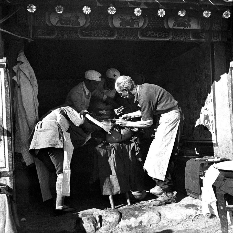 吴印咸，《白求恩在小庙为八路军伤员做手术》，1939年.