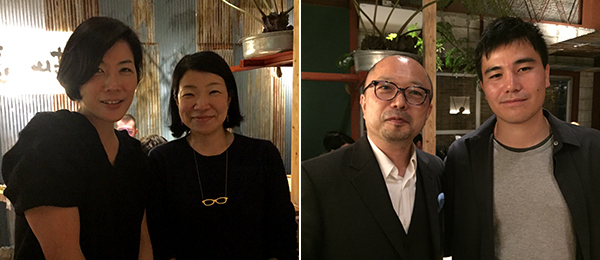 左：画廊家蜷川敦子和萩原ゆかり；右：画廊家佐谷周吾和作家Andrew Maerkle.（摄影：Cristina Sanchez-Kozyreva）.