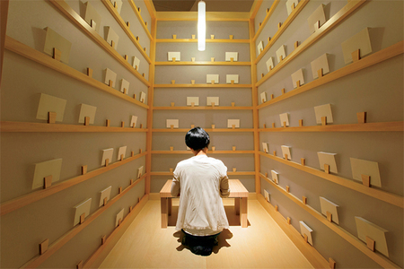李明维，《鱼雁计划》，1998/2014，木质小房间，纸，信封. 展览现场，东京森美术馆. 摄影：Yoshitsugu Fuminari.