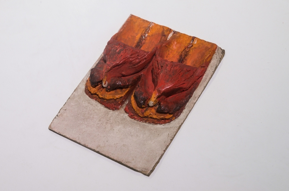 万曼，《MV9》，1970年代初，黏土, 橡皮泥, 硬纸板，18x13cm.