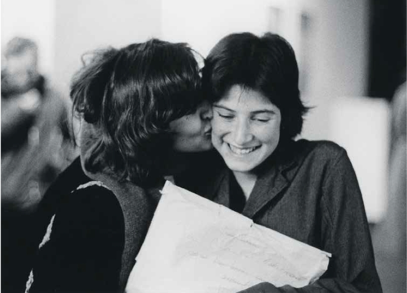 香坦·阿克曼和助理导演玛丽莲·瓦特莱（Marilyn Watelet）在《让娜·迪尔曼》美国首映之后，1975，现代艺术博物馆，纽约，1976. 摄影：芭贝特·曼格尔特.