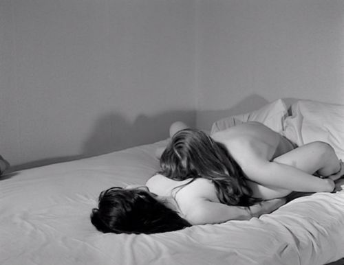 香坦·阿克曼，《我你他她》剧照，1976，35毫米胶片，黑白有声，时长：90分钟. 图为Julie（香坦·阿克曼饰）与她的情人（克莱尔·沃蒂翁饰）.
