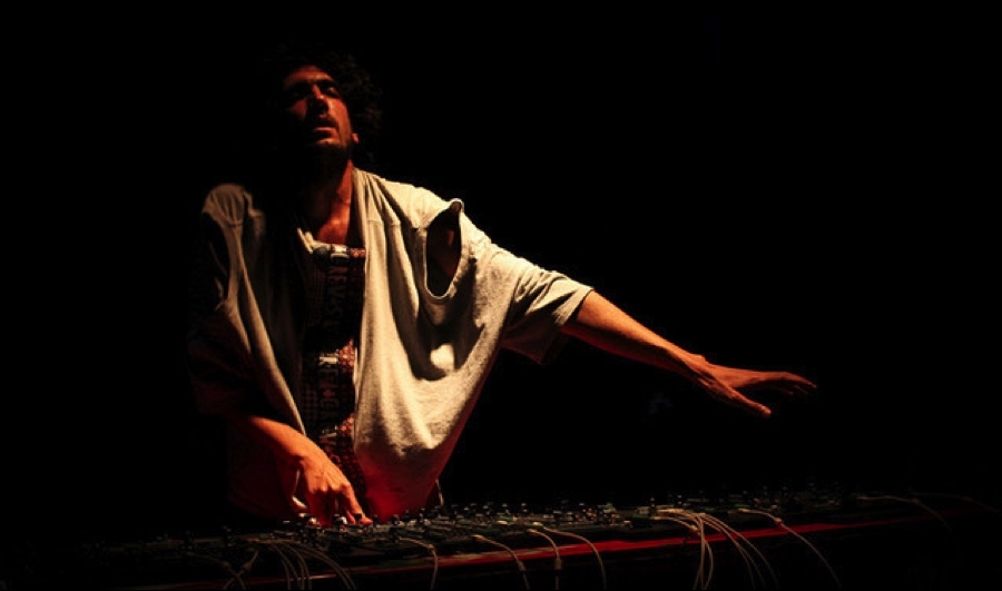 黎巴嫩声音艺术家Tarek Atoui在明天音乐节演出，深圳，2015年，摄影：张文婷.